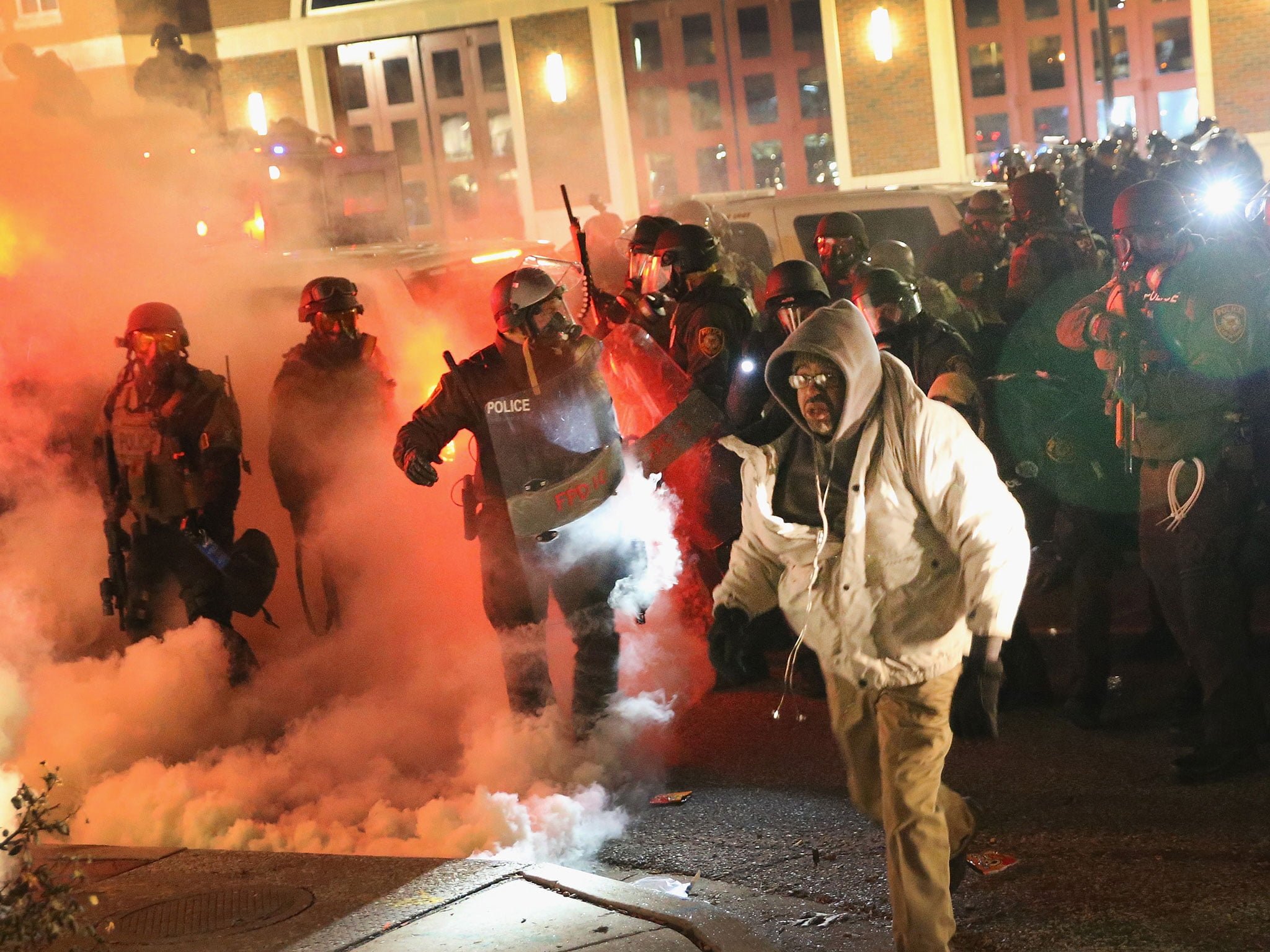 Le roban el teléfono mientras filmaba protestas en Ferguson