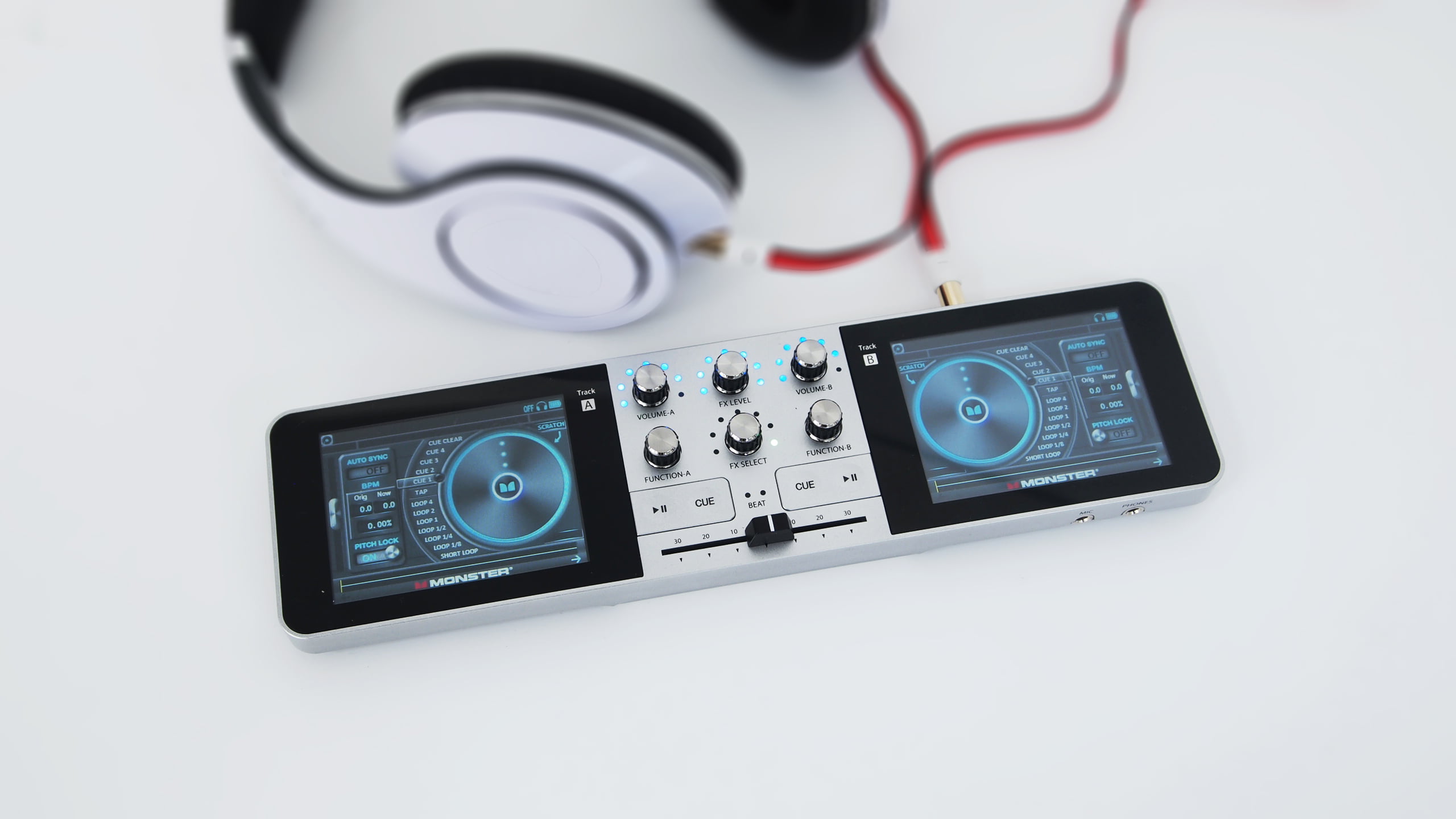Ahora que está de moda ser DJ: la consola pro más pequeña