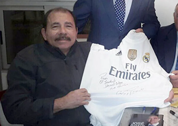 Esto le va a pasar a Cristiano Ronaldo por regalarle una camiseta a Daniel Ortega. Atrevido!