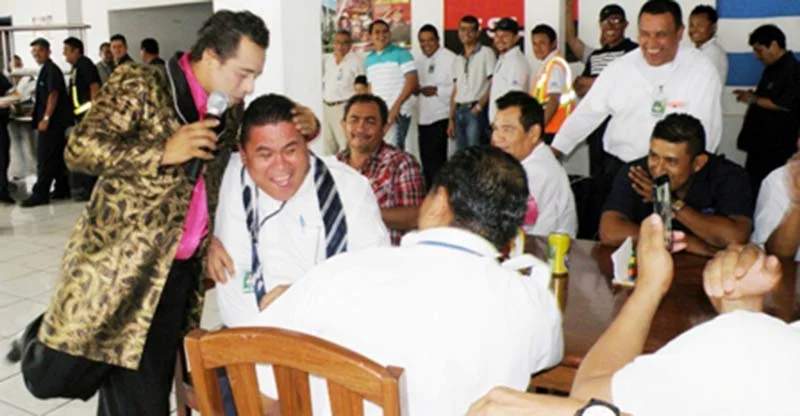 En el Aeropuerto de Nicaragua celebraron el Día del Padre con strippers (hay fotos)