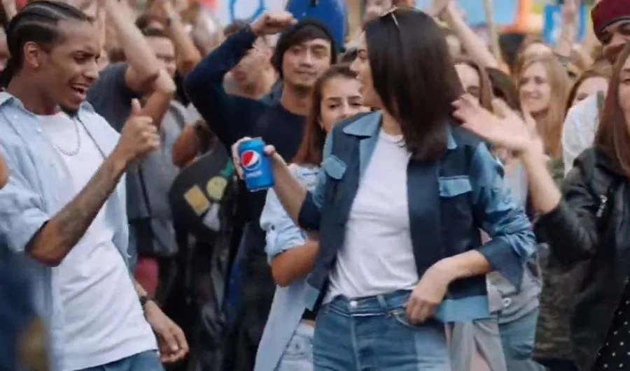 Pepsi es victima de bullying a nivel mundial por este anuncio